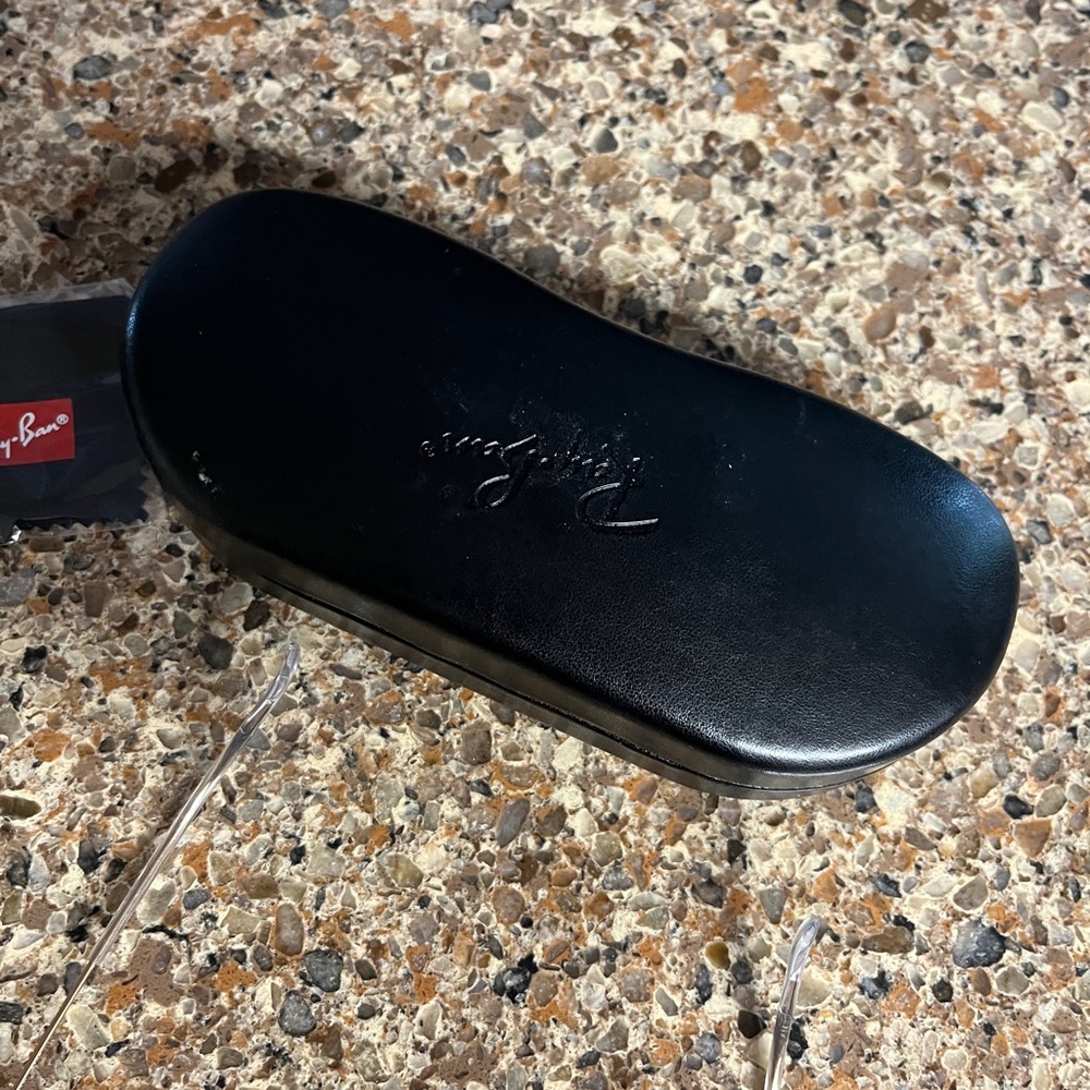 New Rayban rr3025 aviator large metal sunglasses case is scratched as shown - Picture 3 of 4